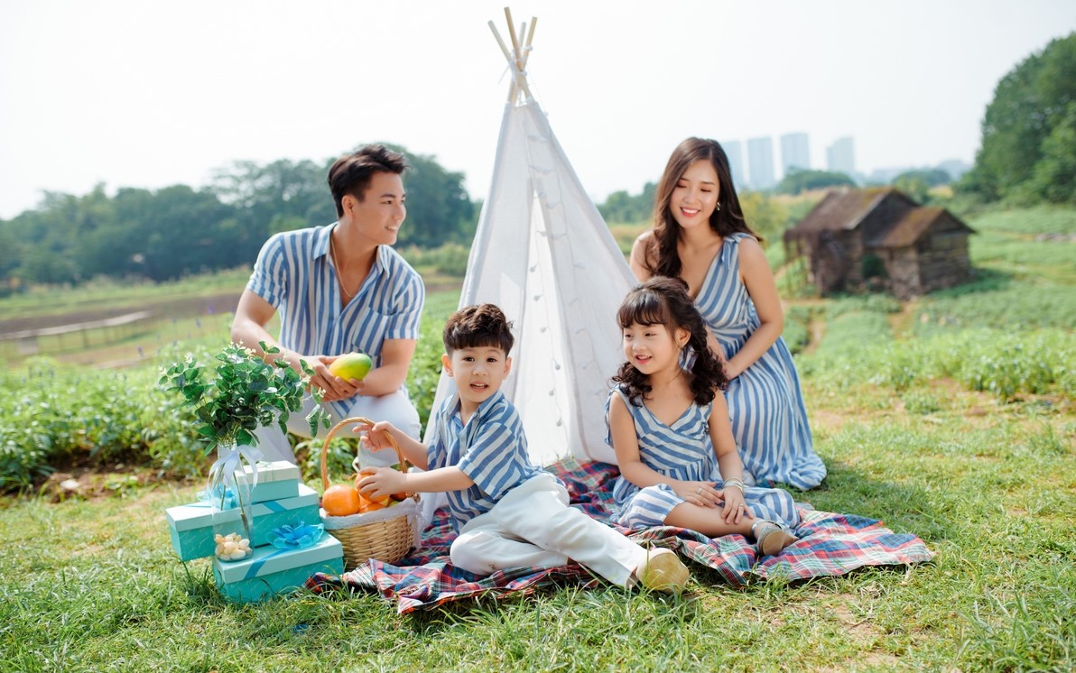 Read more about the article Cho Thuê Dịch Vụ Chụp Ảnh Nghệ Thuật, Ngoại Cảnh Cho Gia Đình Và Bé Yêu Ở Hà Nội – Lưu Giữ Khoảnh Khắc Yêu Thương