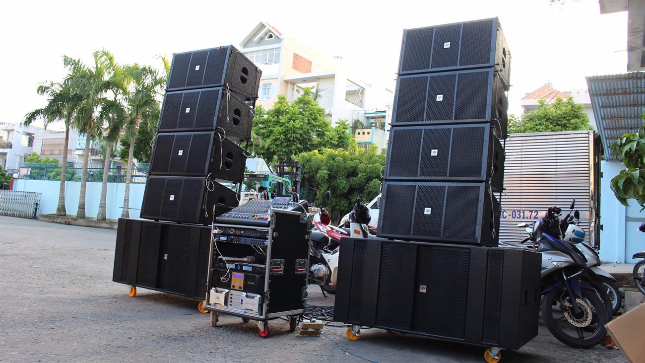 You are currently viewing So sánh thuê và mua thiết bị âm thanh ánh sáng sân khấu ở Huế 75: Giải pháp nào tối ưu cho sự kiện?