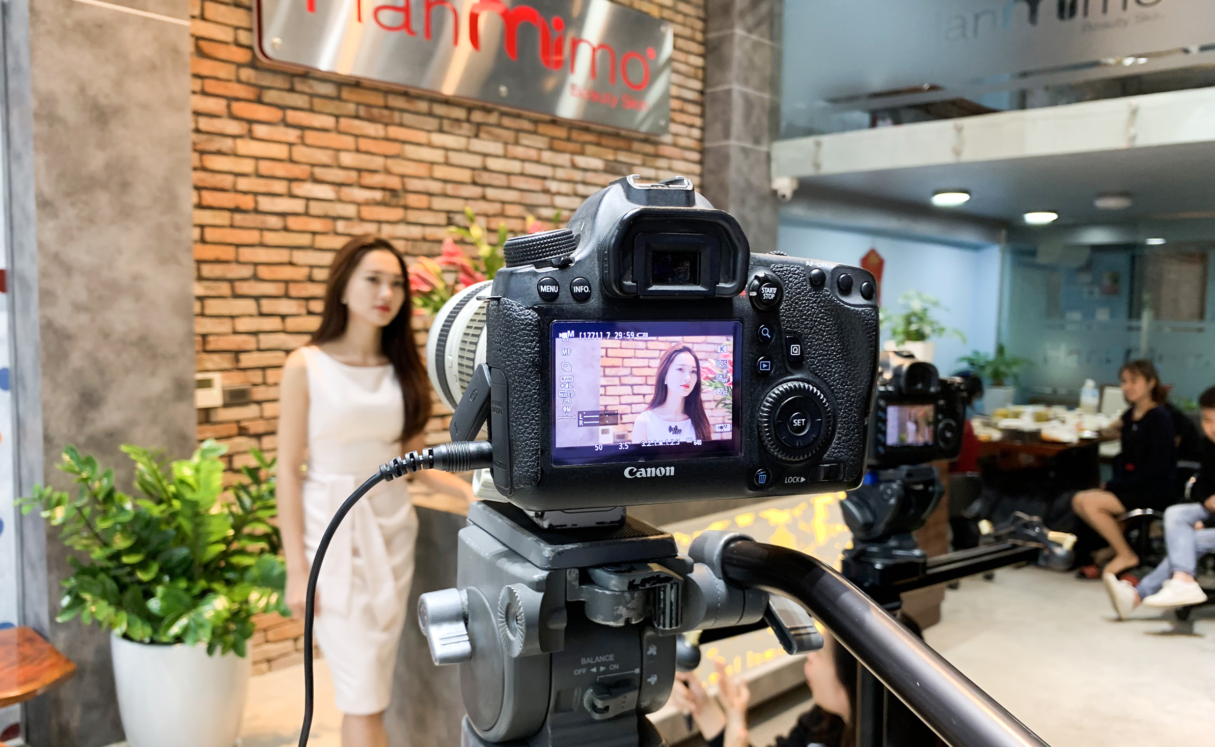 Read more about the article Cho Thuê Dịch Vụ Quay Phim Giới Thiệu Doanh Nghiệp Ở Đắk Lắk – Giải Pháp Truyền Thông Hiệu Quả