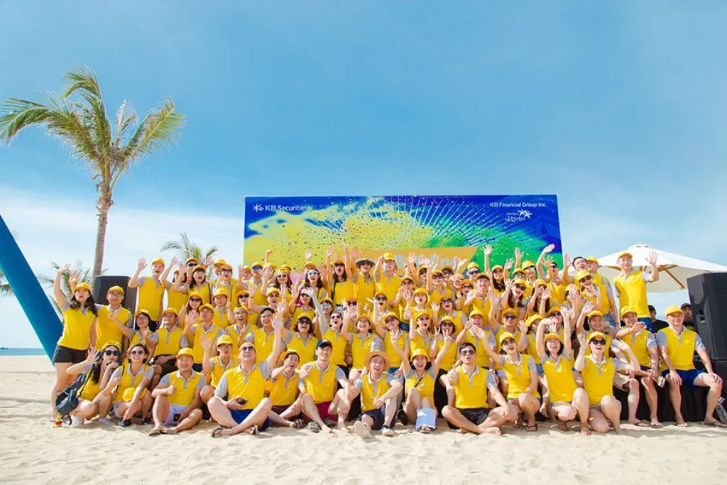 Read more about the article Tổ chức team building ngoài trời vs trong nhà tại Khánh Hòa 79: Ưu và nhược điểm