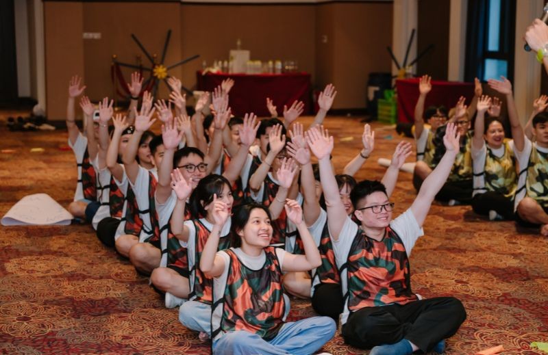 Read more about the article Tổ chức team building ngoài trời vs trong nhà tại Bình Định 77: Ưu và nhược điểm
