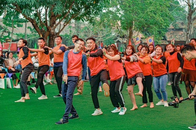 You are currently viewing Team Building là gì? Lợi ích & Các Hình Thức Tổ Chức Phổ Biến 2025 tại Hà Nội