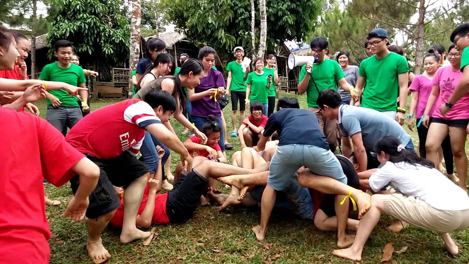 You are currently viewing Tổ chức team building ngoài trời vs trong nhà tại Bắc Ninh 99: Ưu và nhược điểm