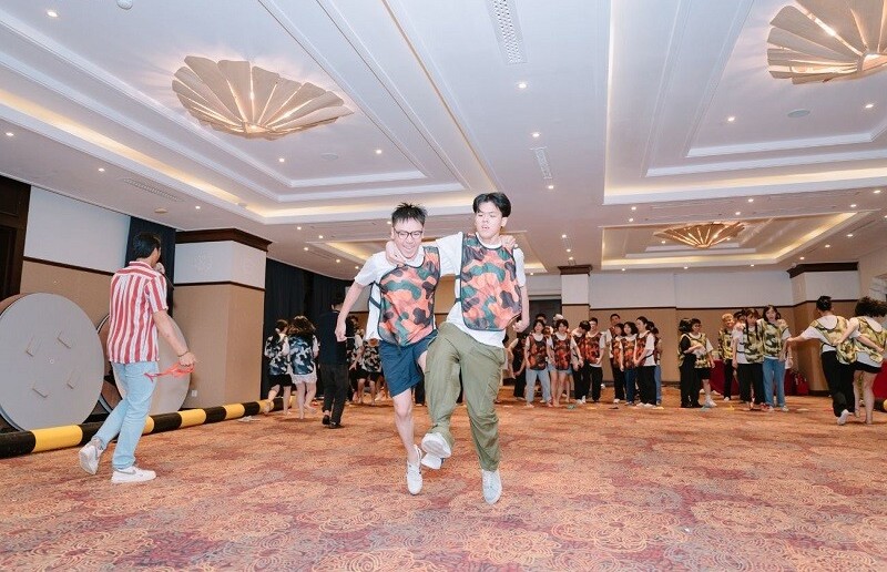You are currently viewing Team Building Là Gì? Lợi Ích & Các Hình Thức Tổ Chức Phổ Biến Năm 2025 Tại Hòa Bình