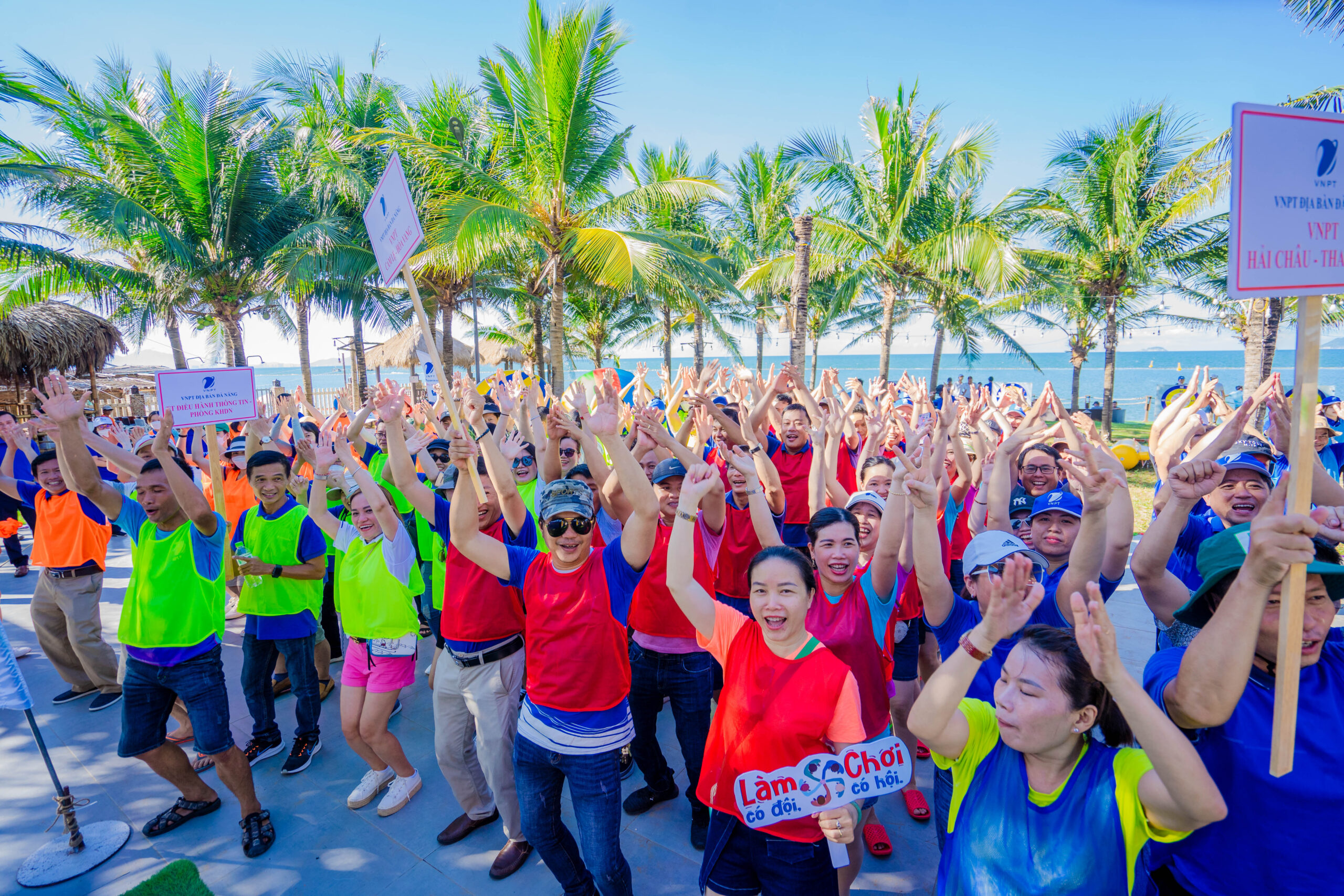 Read more about the article Tổ chức team building ngoài trời vs trong nhà tại NINH THUẬN 85: Ưu và nhược điểm