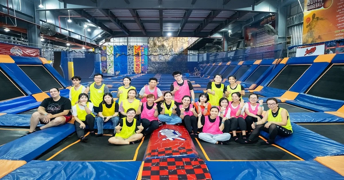 You are currently viewing Team Building là gì? Lợi ích & Các Hình Thức Tổ Chức Phổ Biến Năm 2025 tại THANH HÓA