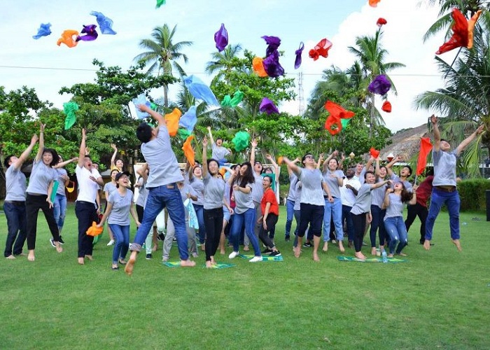 Read more about the article Tổ chức team building ngoài trời vs trong nhà tại ĐẮK LẮK 47: Ưu và nhược điểm